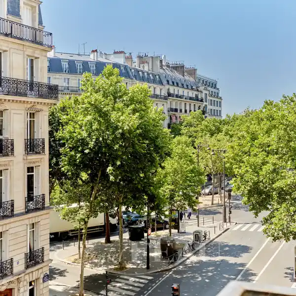 IDEAL PIED-A-TERRE IN A FINE FREESTONE BUILDING