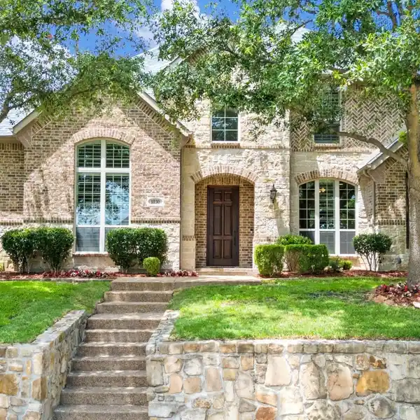 WELCOMING HOME WITH MODERN UPDATES