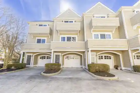 Bright, Spacious Townhome Near Town Center