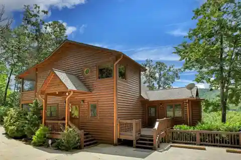 Immaculately Maintained Mountain Estate