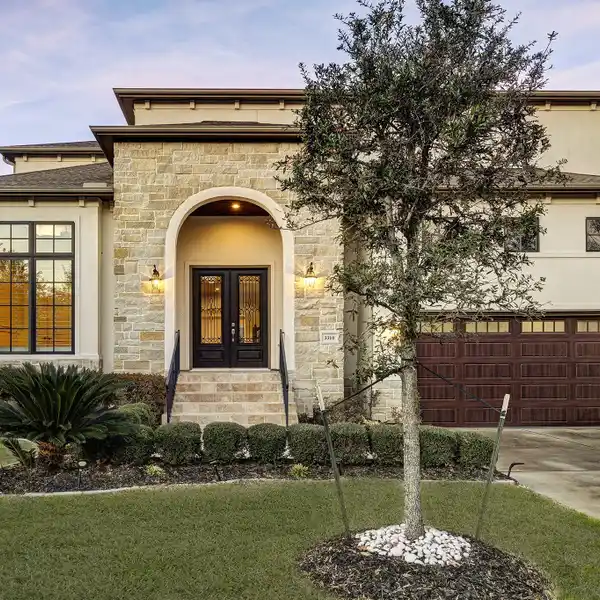 BEAUTIFULLY CRAFTED HOME IN SOUTHERN OAKS
