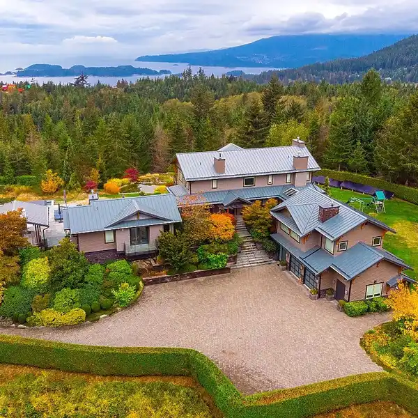 AN UNMATCHED BOWEN ISLAND EXPERIENCE