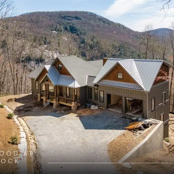 MODERN MOUNTAIN HOME IN SOUGHT-AFTER FERNWOOD