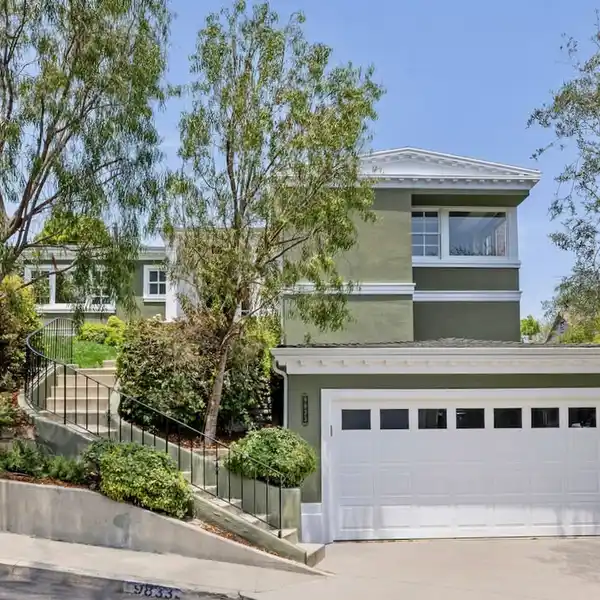 TIMELESS TRADITIONAL RESIDENCE WITH WONDERFUL VIEWS
