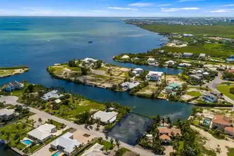 Spacious Lot in the Shores