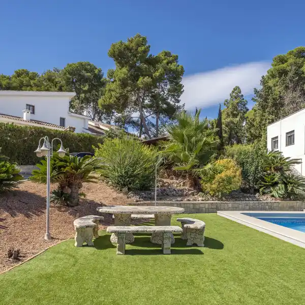 ELEVATED RESIDENCE IN SANTA APOLONIA