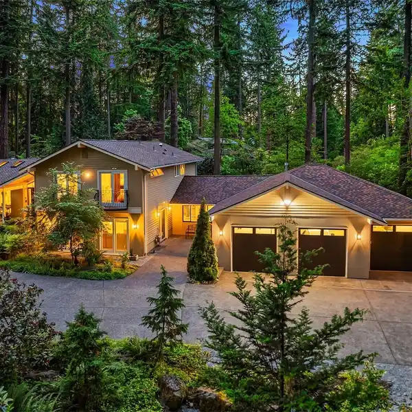URBAN OASIS IN BRIDLE TRAILS