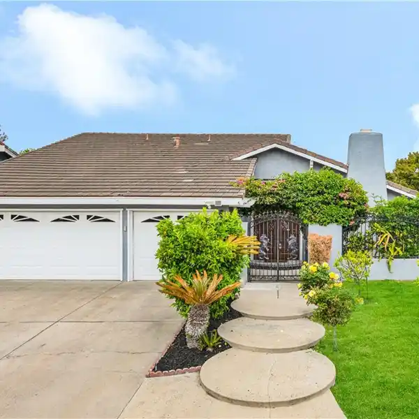 UNIQUE POOL HOME IN A PRESTIGIOUS NEIGHBORHOOD