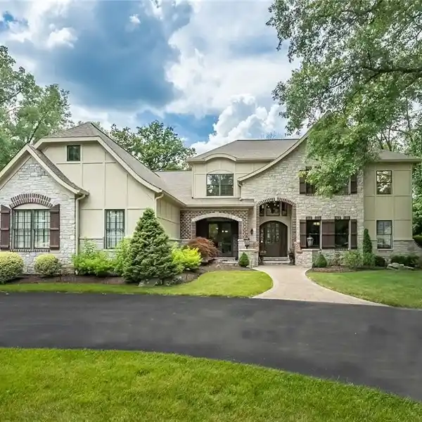 CASUAL ELEGANCE ON A PICTURESQUE ACRE