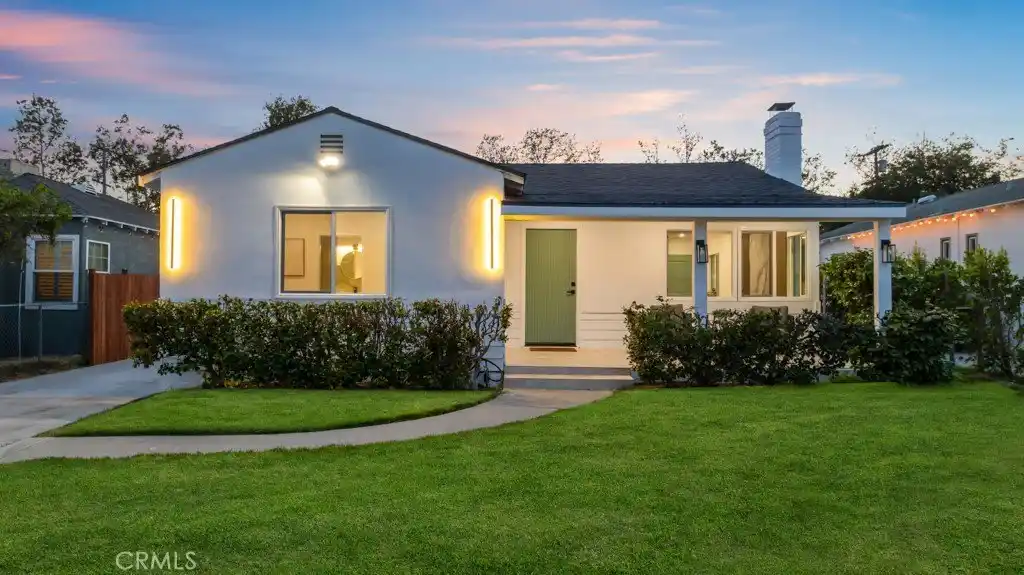 Beautifully Renovated Residence in a Vibrant Neighborhood