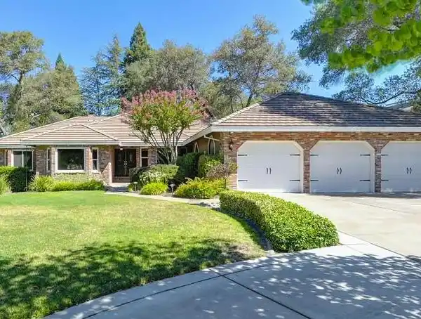 SPACIOUS HIDDEN LAKES ESTATES HOME