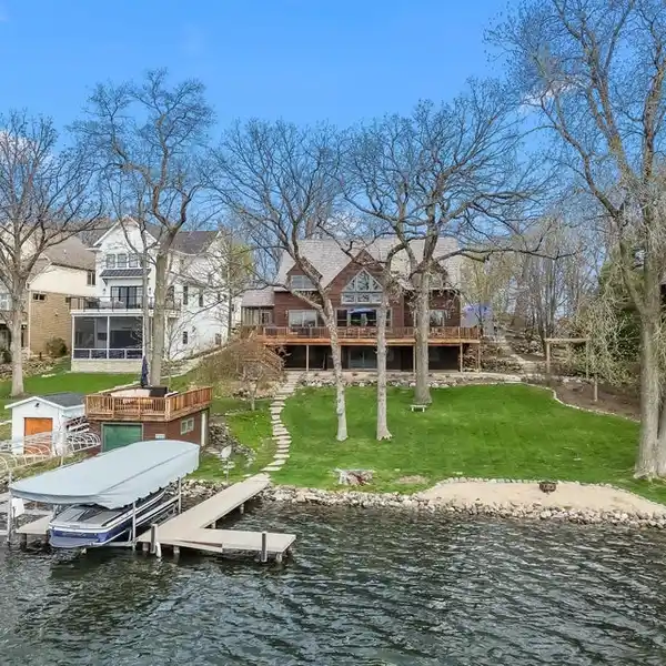SPECTACULAR LAKEFRONT LODGE WITH PRIVATE BEACH AND BOATHOUSE DECK