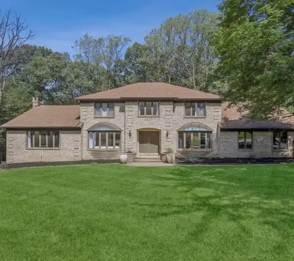 STUNNING RESIDENCE ON A PRIVATE WOODED LOT