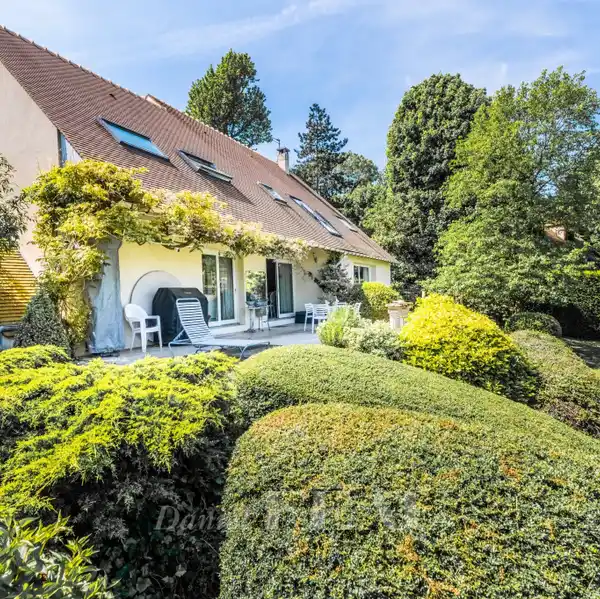 SPACIOUS, PRIVATE VILLA WITH LUSH LANDSCAPED GROUNDS