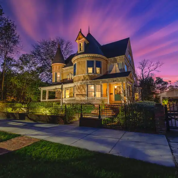 GRAND VICTORIAN LIVING NEAR DOWNTOWN