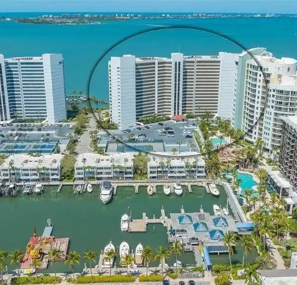 BRIGHT BAYFRONT CONDO WITH PRIVATE BALCONY