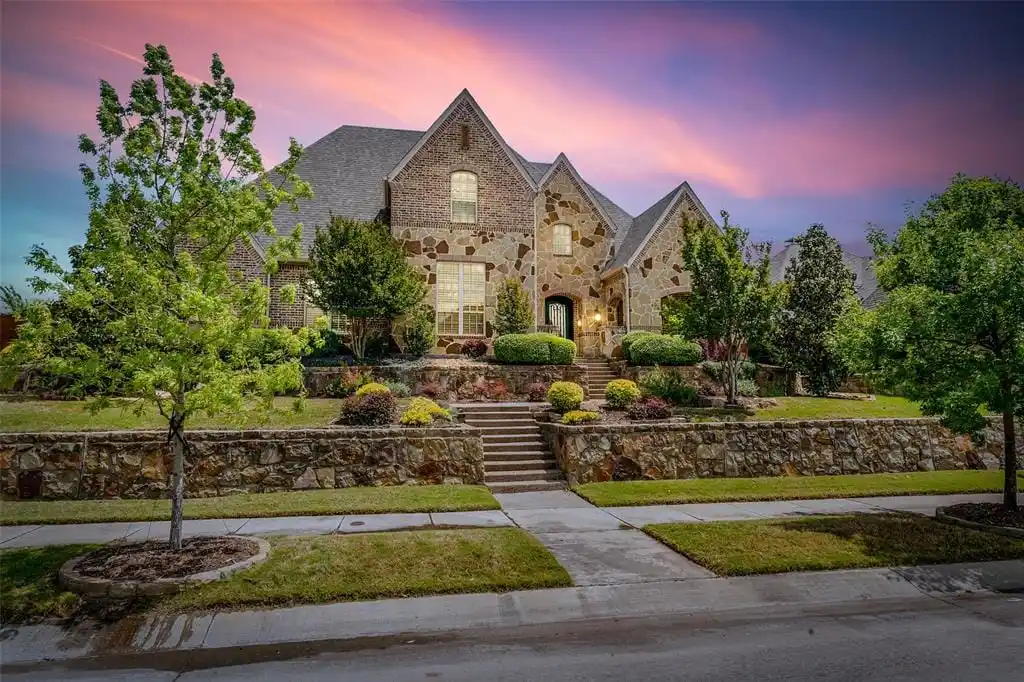 Dream Home Where Elegance Meets Comfort