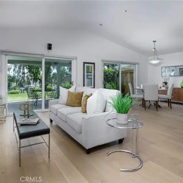 BRIGHT AND MODERN LIVING AMID ROLLING HILLS