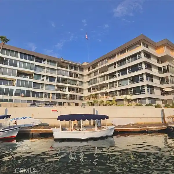 PREMIER BAY-FRONT RESIDENCE IN EXCLUSIVE CHANNEL REEF