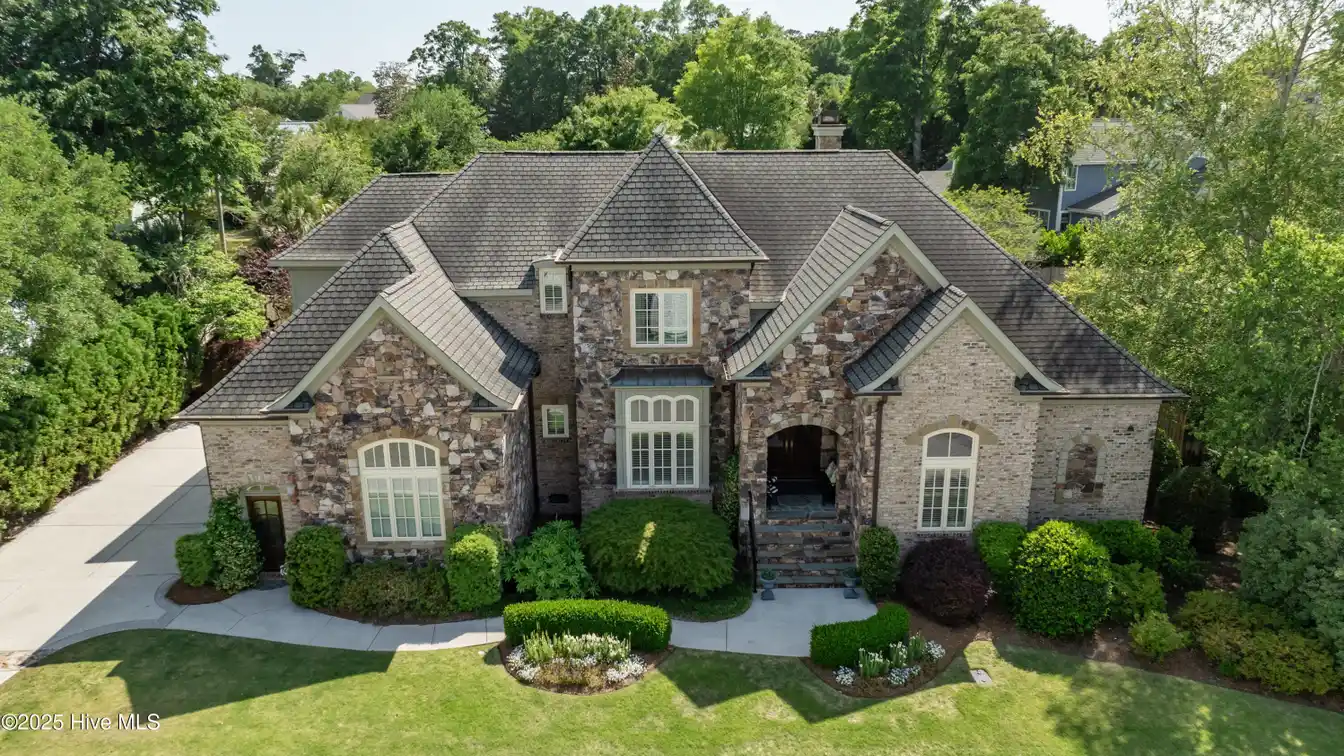 Luxury and Privacy in a Prime Location