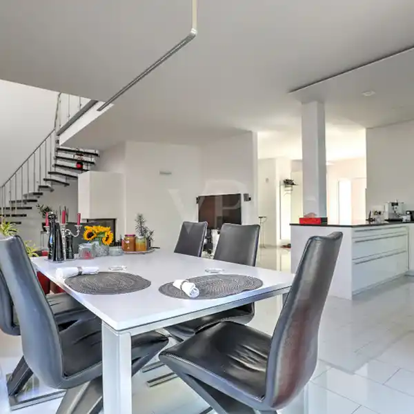 MODERN SINGLE-FAMILY HOME IN A SOUGHT-AFTER LOCATION
