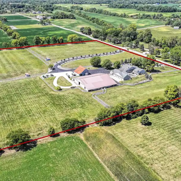 HAMILTON COUNTY ESTATE WITH INDOOR RIDING ARENA