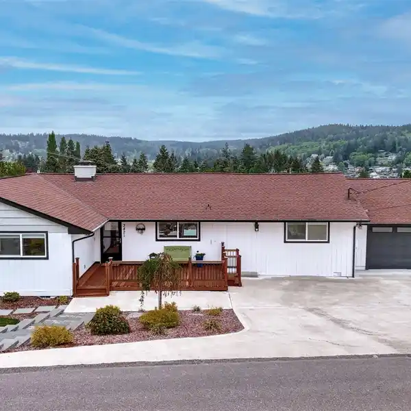 IMPECCABLE HOME IN A SOUGHT-AFTER DOWNTOWN NEIGHBORHOOD