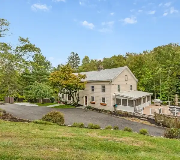 DESIGNER BARN HOME ON EXPANSIVE PARK-LIKE PROPERTY