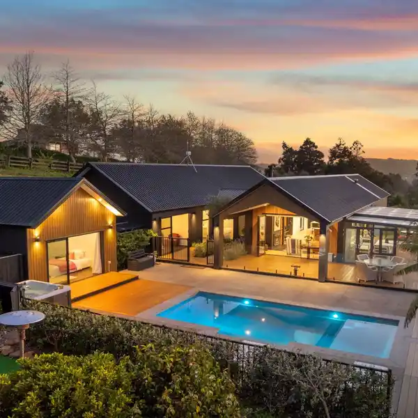 ARCHITECTURAL RETREAT WITH RESORT-STYLE AMENITIES