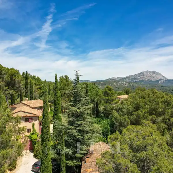 GORGEOUS HOME WITH GUEST HOUSE