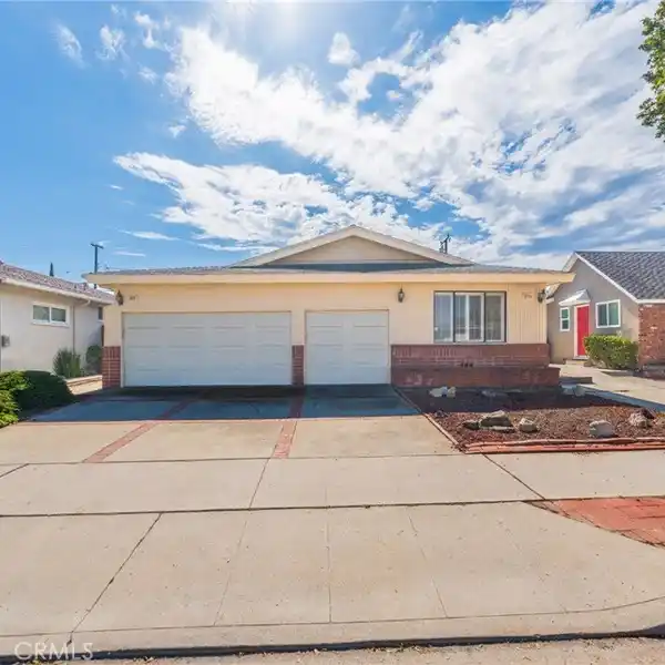 CLASSIC DUPLEX STEPS FROM REDONDO RIVIERA