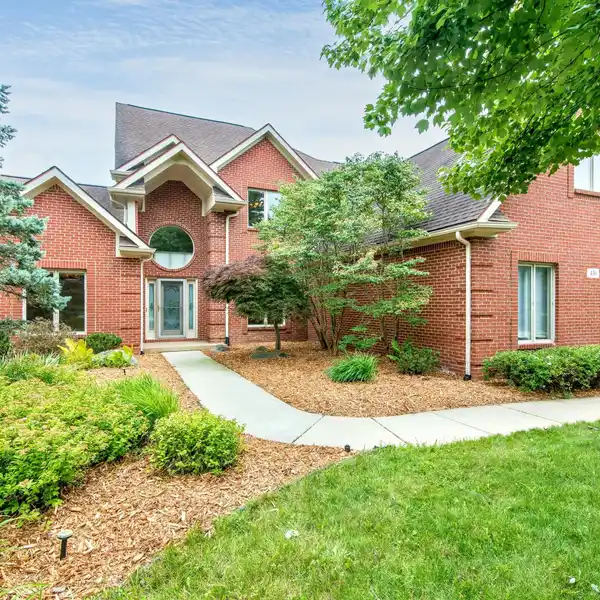 SPACIOUS FIVE BEDROOM HOME IN A LUSH SETTING