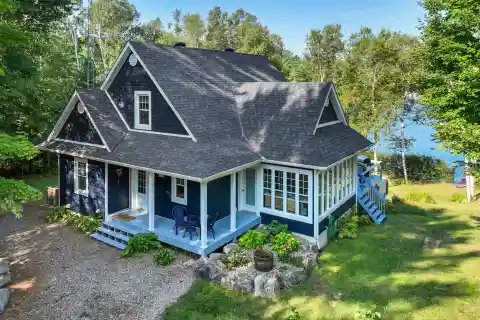 High-End Lakefront Property