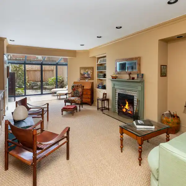 EXTRAORDINARY GROUND-FLOOR TOWNHOUSE APARTMENT WITH GARDEN