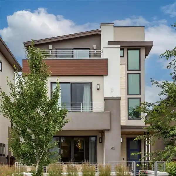 LUXURIOUS RESIDENCE IN SOUGHT-AFTER BOULEVARD ONE LOWRY