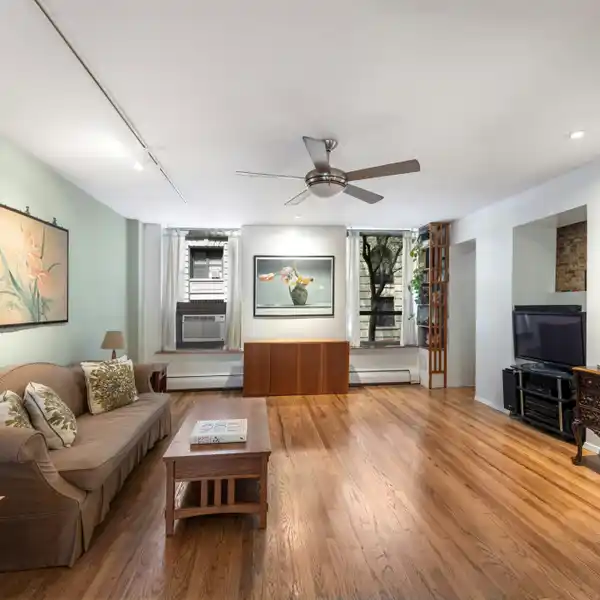 RELAXED AND SPACIOUS DUPLEX JUST STEPS FROM RIVERSIDE PARK
