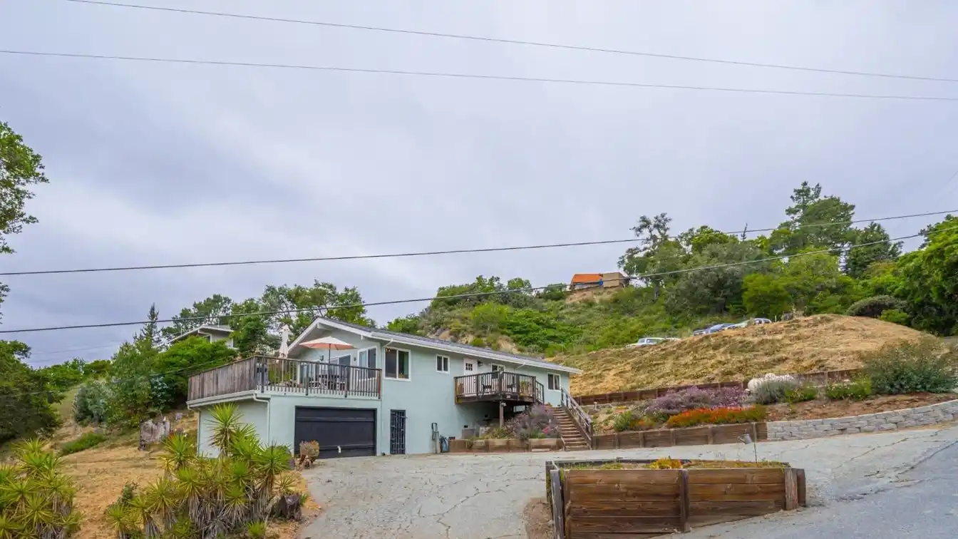 Well-crafted Home in Gated Allan Lane