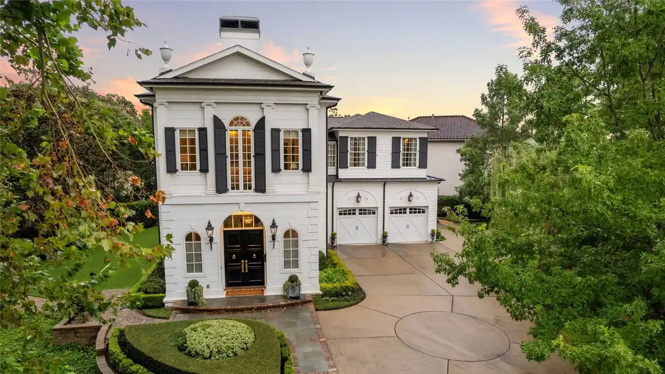 Federal-style Home with Timeless Elegance