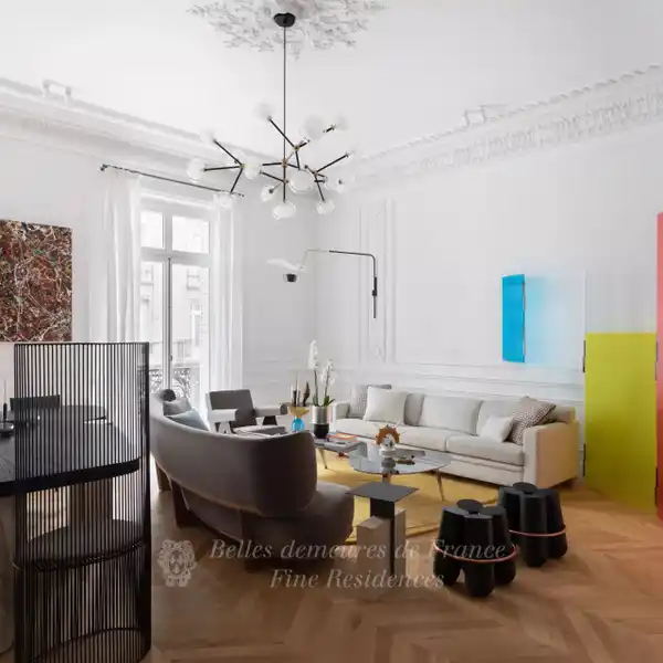 METICULOUSLY RENOVATED APARTMENT IN A MID-19TH CENTURY BUILDING