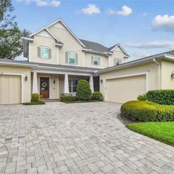 CRAFTSMAN-STYLE ESTATE IN SOUGHT-AFTER GOLFVIEW