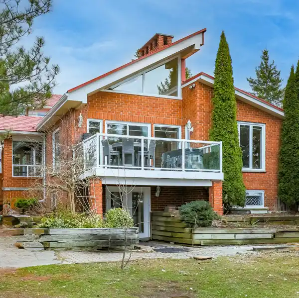 IMPRESSIVE LAKEFRONT HOME