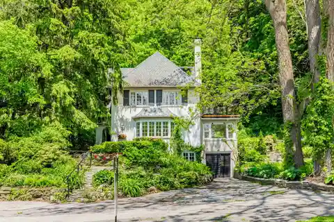 Like a Luxurious Nature Retreat with Urban Convenience