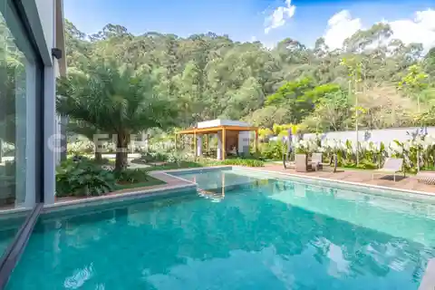 Modern Single-Story Stunner with Garden