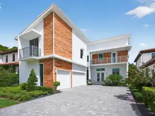 Beautifully Designed Contemporary House