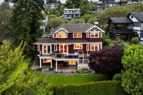 Craftsman Home Blending Elegance and Practicality