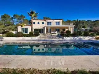 Luxurious Villa with Stunning Pool and Privacy