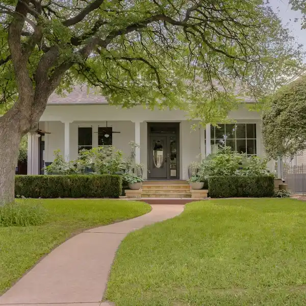 ICONIC RESIDENCE BLENDING CLASSIC CHARM AND MODERN DESIGN