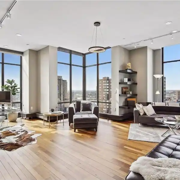 THE PINNACLE OF URBAN LUXURY