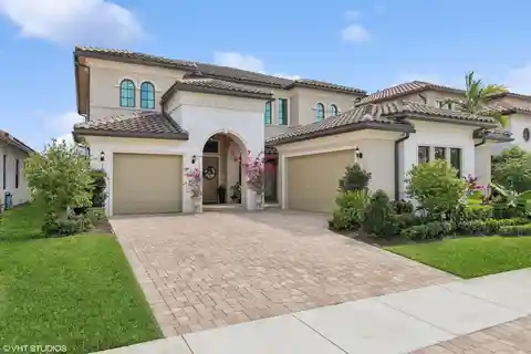 Beautifully Upgraded Lakefront Home in Parkland Bay