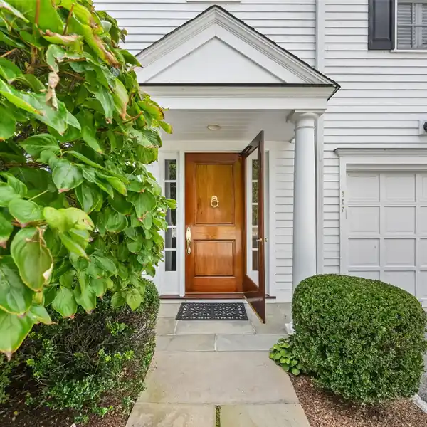 IMPECCABLE THREE-LEVEL TOWNHOUSE